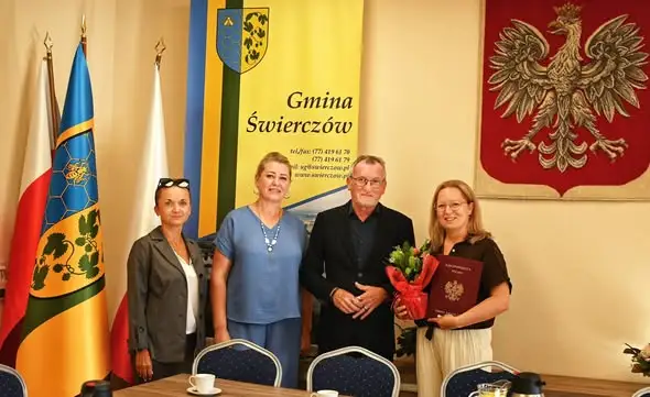 Wręczono akty powierzenia stanowiska dyrektora i nadania stopnia nauczyciela mianowanego w gminie Świerczów