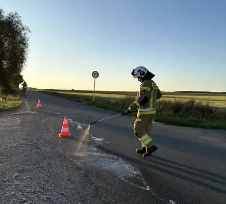 Plama ropopochodna w Dąbrowie – interwencja strażaków