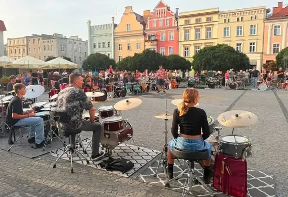 Namysłów: 7. edycja „Ale grają” – 30 zestawów perkusyjnych i chór na Rynku