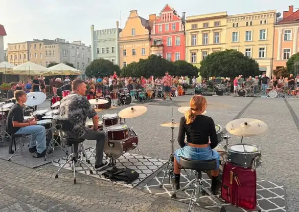 Namysłów: 7. edycja „Ale grają” – 30 zestawów perkusyjnych i chór na Rynku