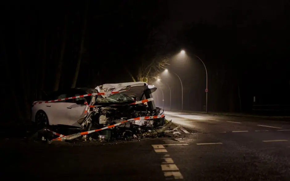 Uszkodził znaki na rondzie i odjechał. Pomogła tablica rejestracyjna