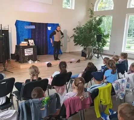 „Czytanie to magia” – iluzjonista oczarował dzieci w bibliotece w Pokoju