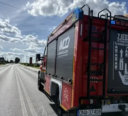 Wypadek na drodze wojewódzkiej 454. Sześć zastępów straży w akcji