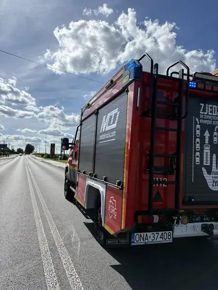 Wypadek na drodze wojewódzkiej 454. Sześć zastępów straży w akcji