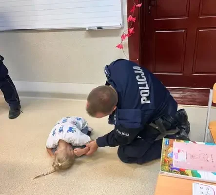 Policjanci w szkole w Wilkowie: lekcja o bezpiecznej drodze do szkoły