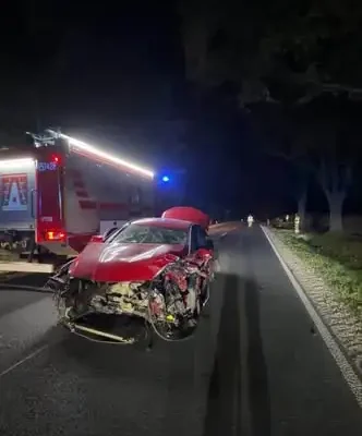 Nocne zderzenie trzech aut na DW 454 pod Namysłowem. Dwie osoby ranne