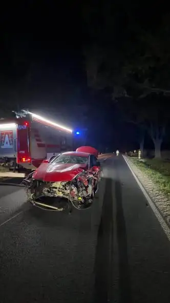 Nocne zderzenie trzech aut na DW 454 pod Namysłowem. Dwie osoby ranne