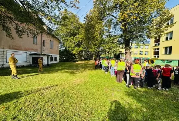 Próbna ewakuacja w szkole i przedszkolu w Pokoju — strażacy ocenili ćwiczenia