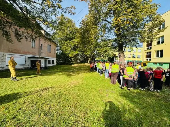 Próbna ewakuacja w szkole i przedszkolu w Pokoju — strażacy ocenili ćwiczenia