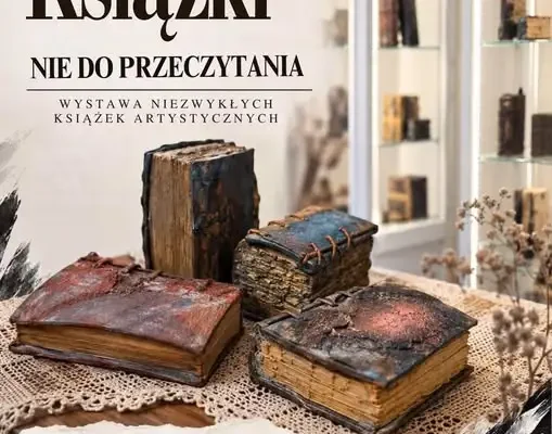 Wystawa „Książki nie do przeczytania” w Pokoju – drewniane dzieła Janusza Wierzbowego