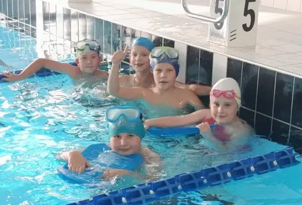 Klasa 4b z Namysłowa na basenie – lekcja WF i integracji