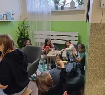 Kreatywne Poniedziałki w Idzikowicach: dzieci stworzyły przestrzenne dynie
