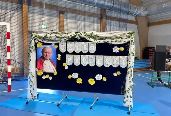 Wilkowscy piątoklasiści oddali hołd św. Janowi Pawłowi II podczas XXVI Dnia Papieskiego
