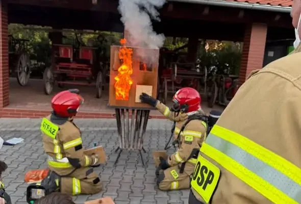 Strażacy OSP szkolą się z gaszenia pożarów wewnętrznych. Ćwiczenia w komorze rozgorzeniowej 26 października