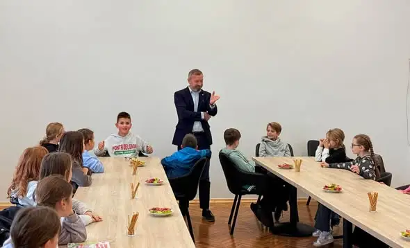 Trzecioklasiści z Namysłowa z wizytą u burmistrza – poznali tajniki samorządu